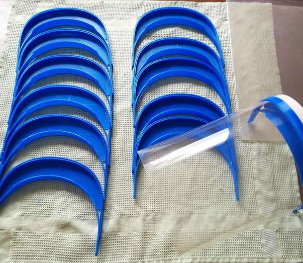 Ya han donado dos lotes de viseras (Foto TA)